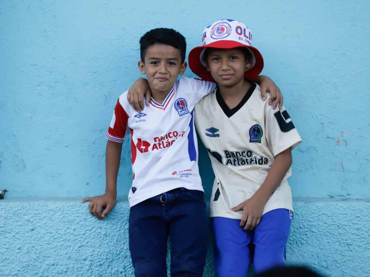 Show de la Ultra Fiel,chicas sensación de Olimpia y llenazo en el Chelato Uclés