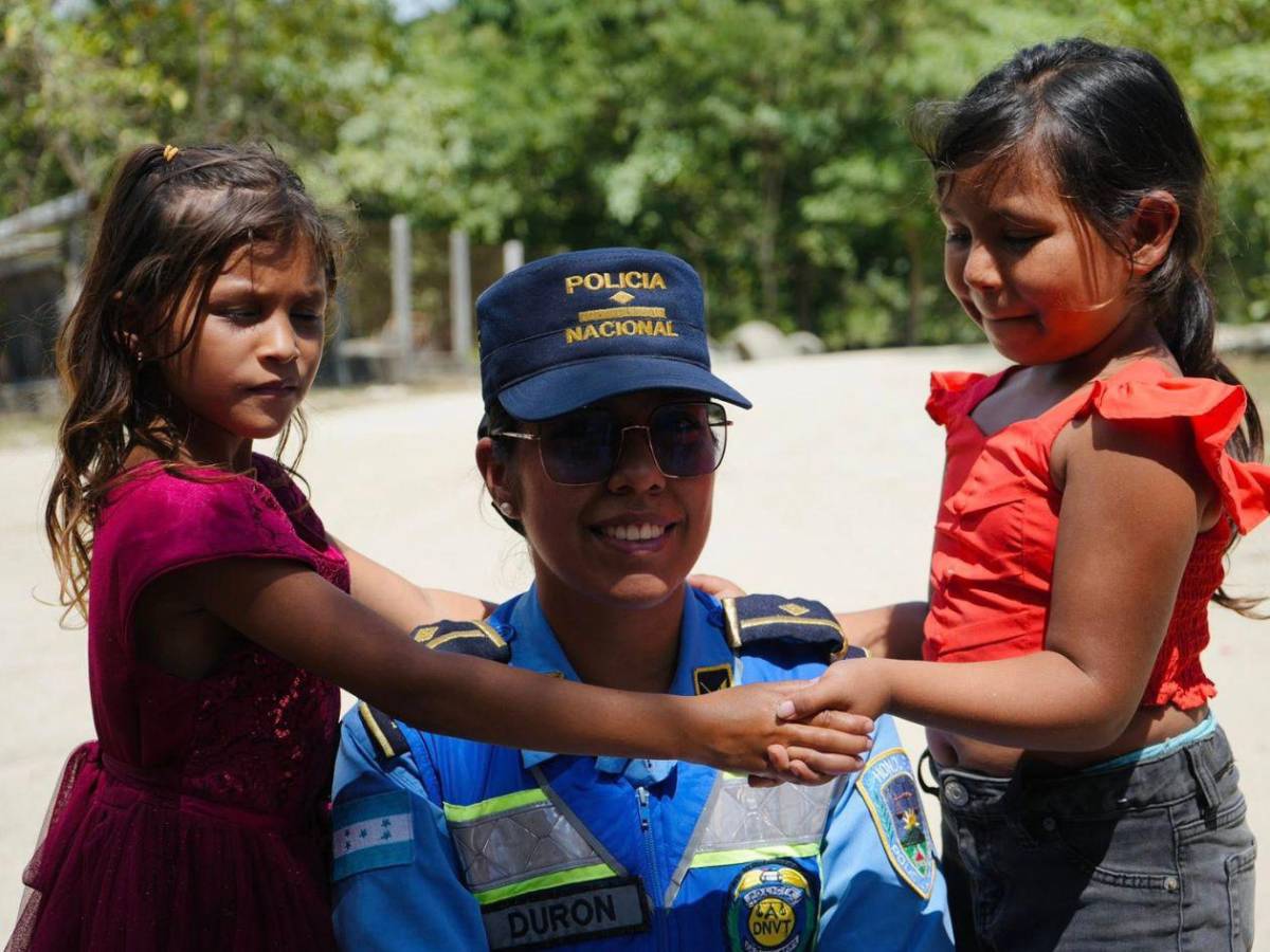 Policías dan un día de magia a  niños en el crematorio municipal de San Pedro Sula