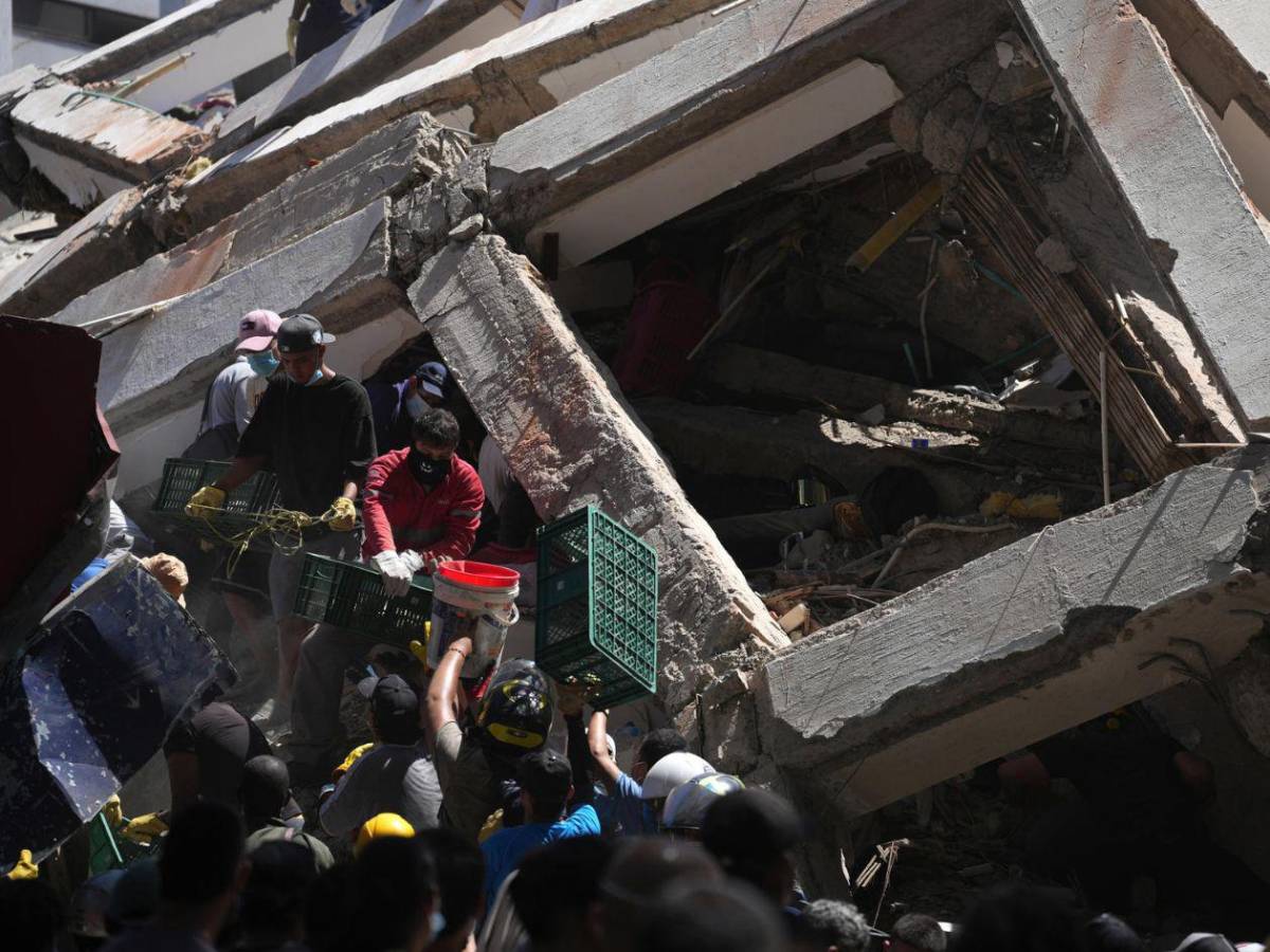 Tenía una corazonada: entre escombros, madre busca a su hijo tras el terremoto que sacudió a Colombia