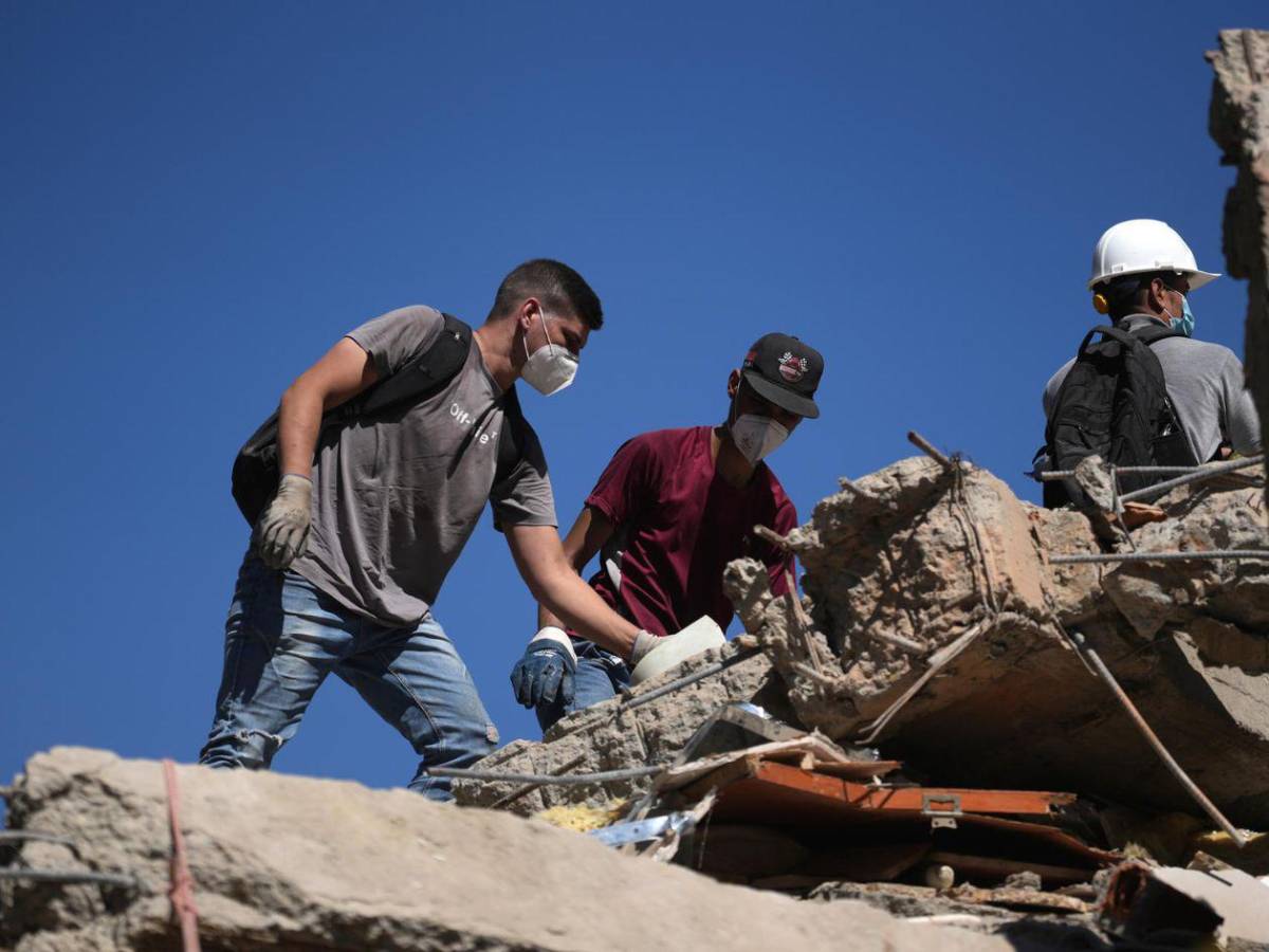 Tenía una corazonada: entre escombros, madre busca a su hijo tras el terremoto que sacudió a Colombia