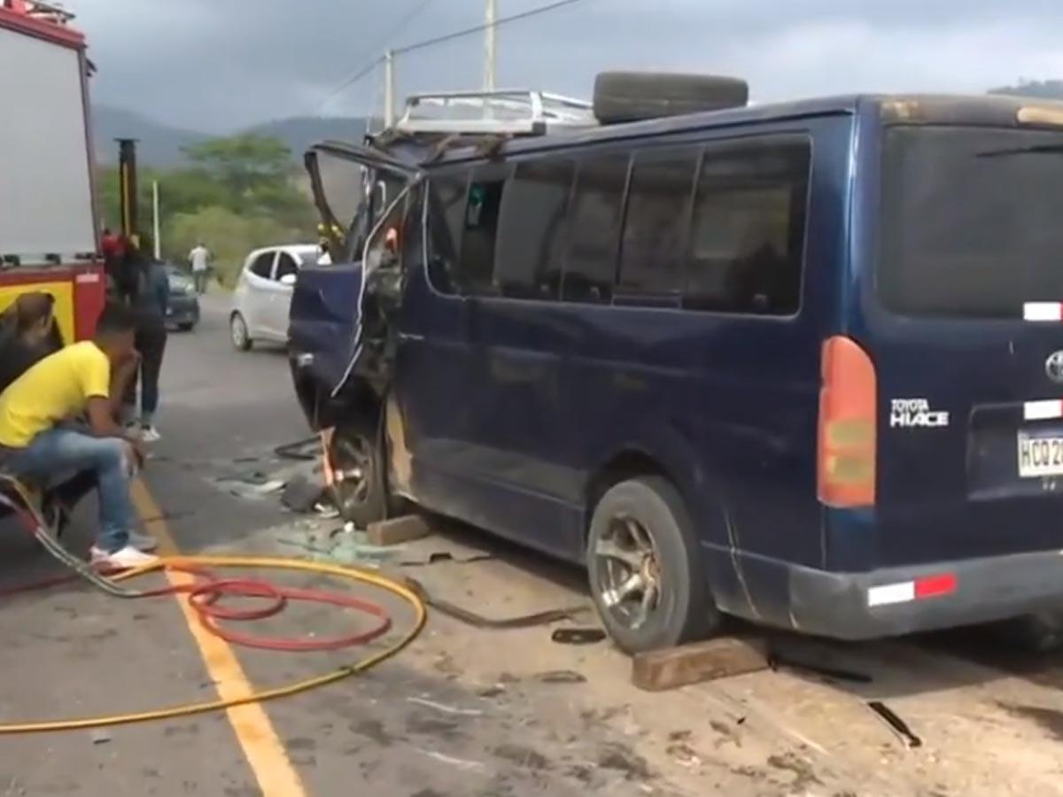 Dos muertos deja colisión entre pick-up y microbús en carretera a Olancho