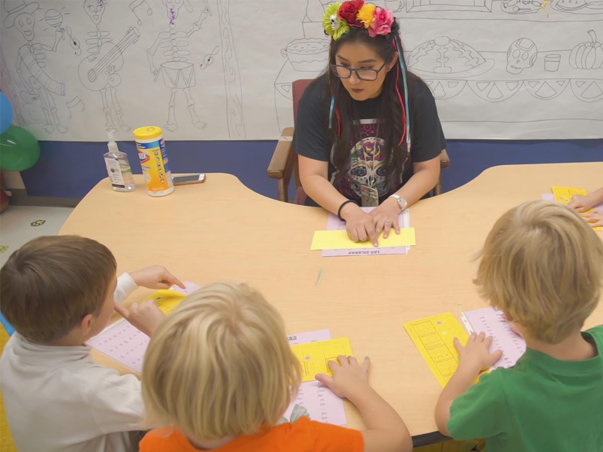 <i>Selene Paque, docente mexicana, comparte con entusiasmo la riqueza cultural de México con sus estudiantes en Estados Unidos, como parte del programa de Participate Learning.</i>