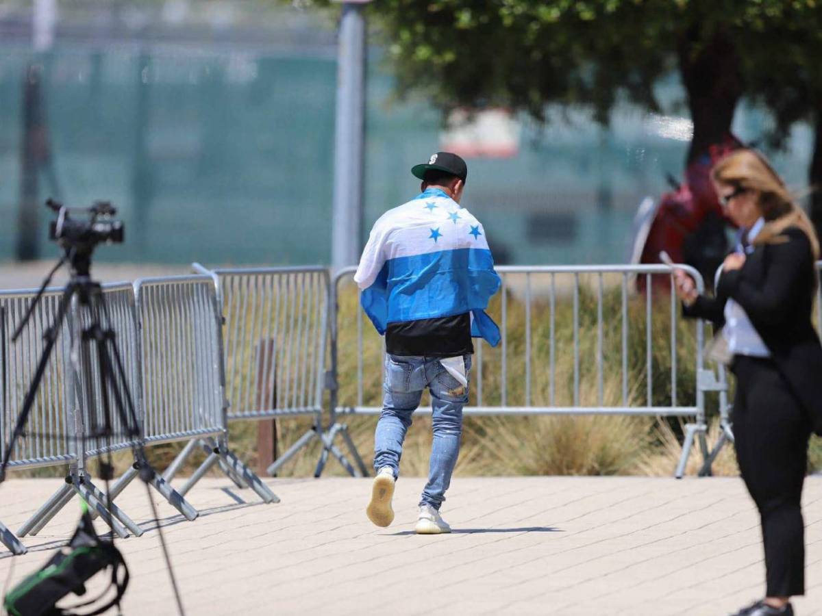 Ambiente y belleza en el partido Honduras-Curazao: ¿quién es la chica de blanco?