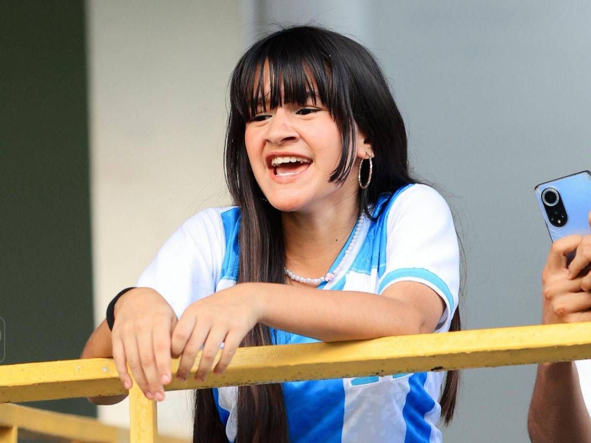 Las bellas chicas que adornan el ambiente en el partido de tiktokers