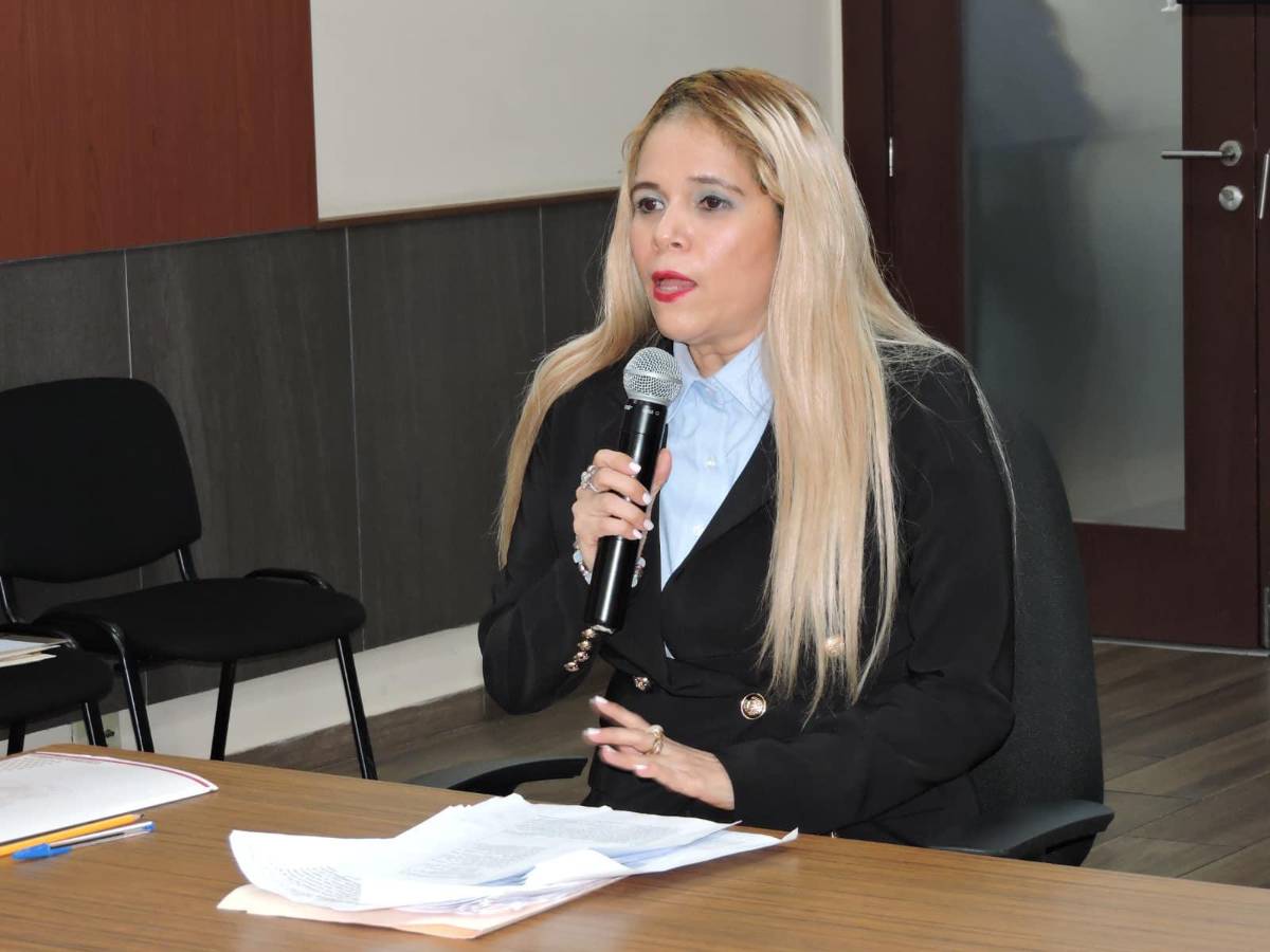 La abogada Jenny Almendárez, única mujer entre los postulados para ser Fiscal General y Fiscal General Adjunto del Ministerio Público.