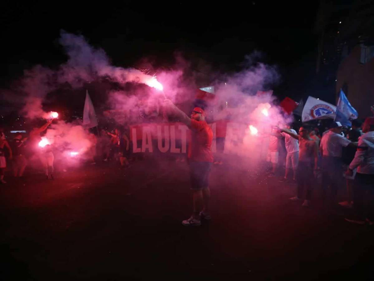 Chicas cautivan y show de la Ultra Fiel: ambientazo en el Olimpia vs Alajuelense en el Nacional