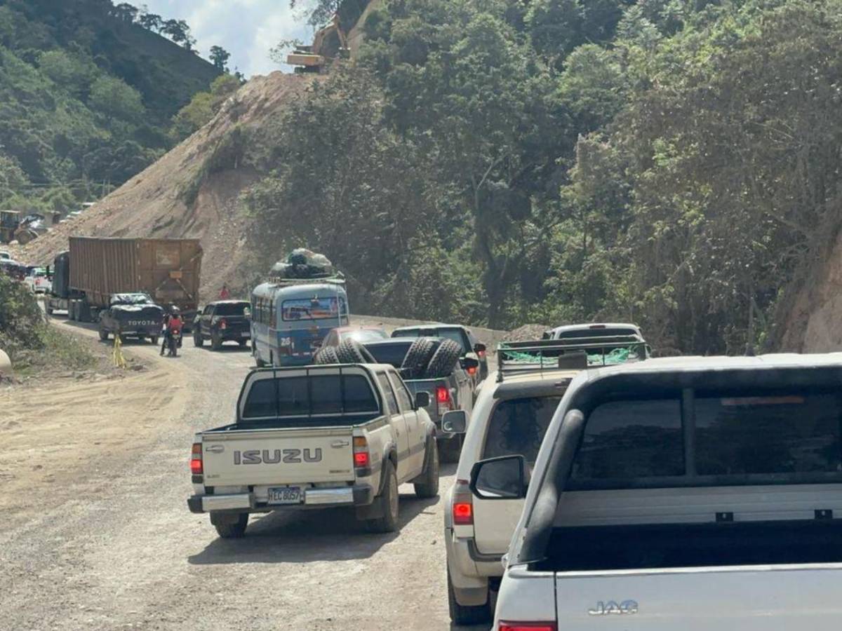 Largas filas al occidente de Honduras por reparación de carretera