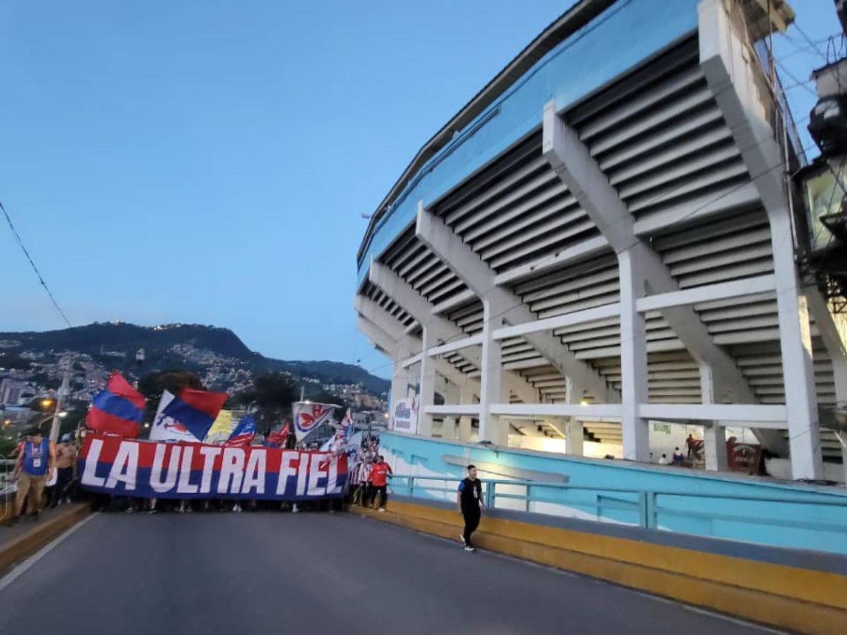 Show de la Ultra Fiel,chicas sensación de Olimpia y llenazo en el Chelato Uclés