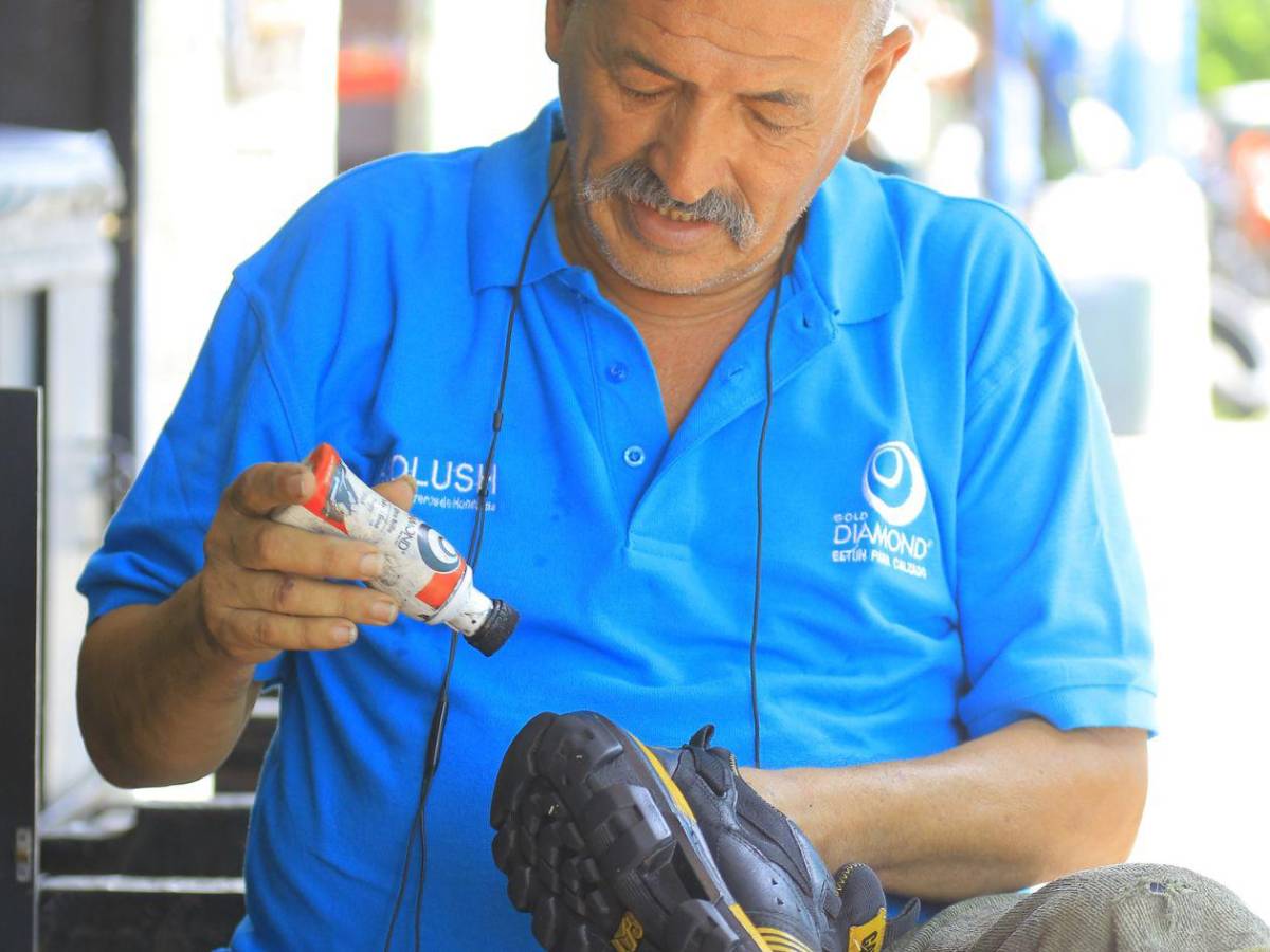 Lustradores de zapatos: el oficio que resiste al tiempo en el corazón de San Pedro Sula