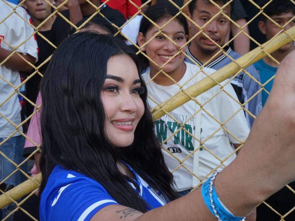 Las bellas chicas que adornan el ambiente en el partido de tiktokers