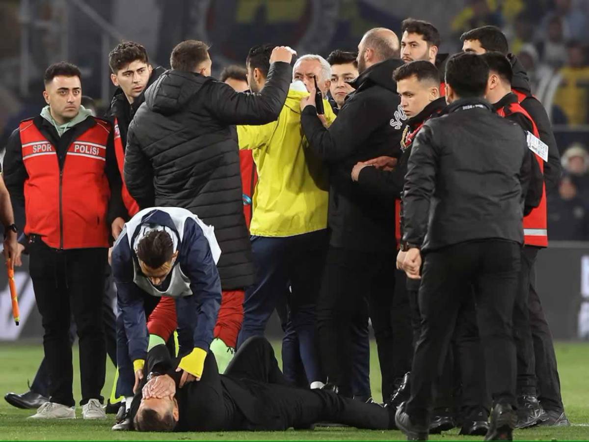 La nueva bajeza de Mourinho: eliminado y agrede al técnico del Galatasaray