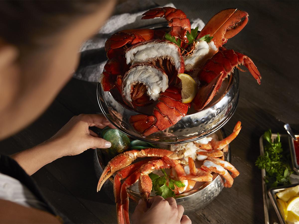 Opciones de mariscos disponibles a la carta, incluida una Seafood Tower con camarones gigantes, langosta, cangrejo y más. Fogo.com