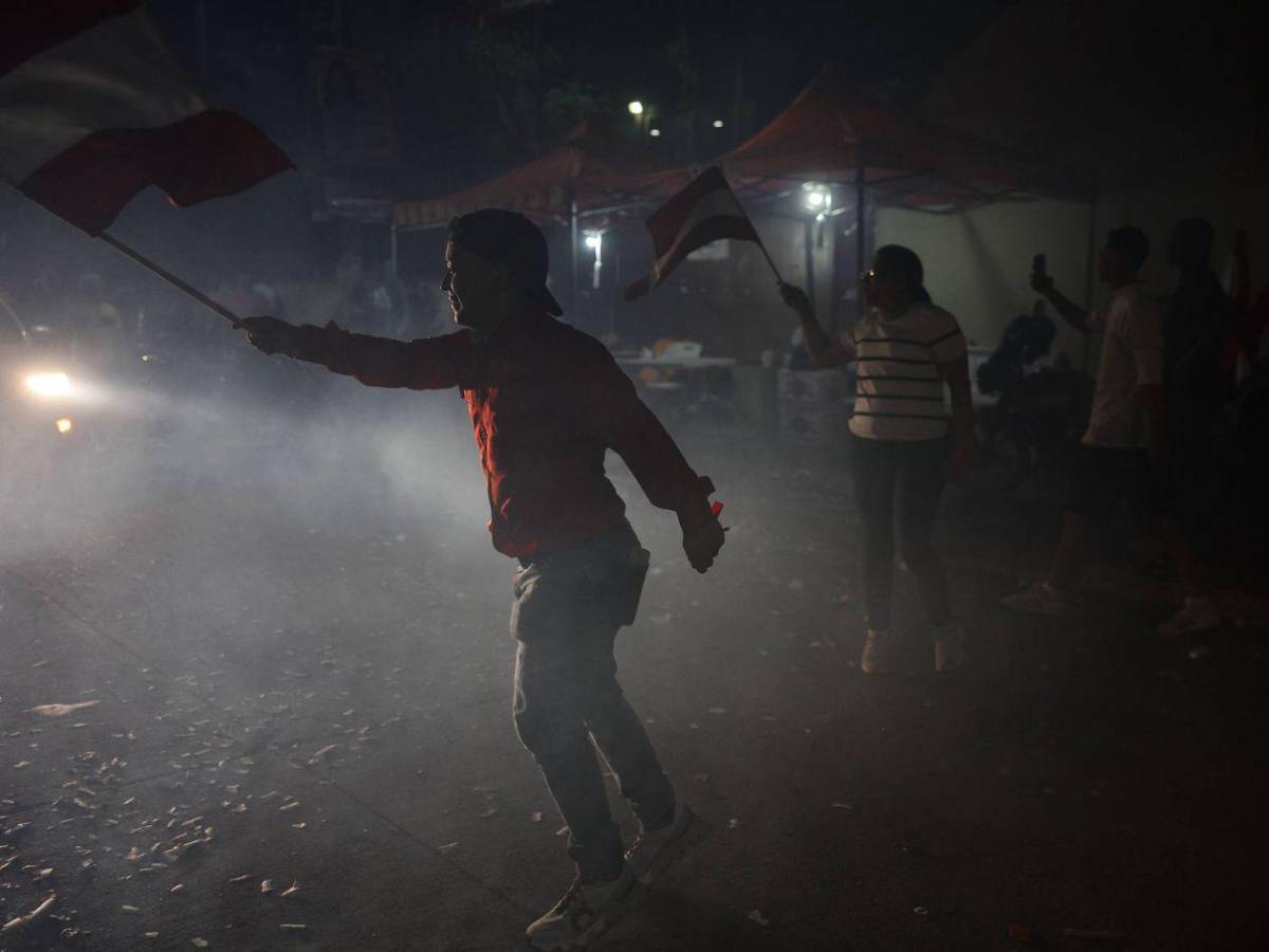 Banderas y luces marcan festejo del Partido Liberal en San Pedro Sula