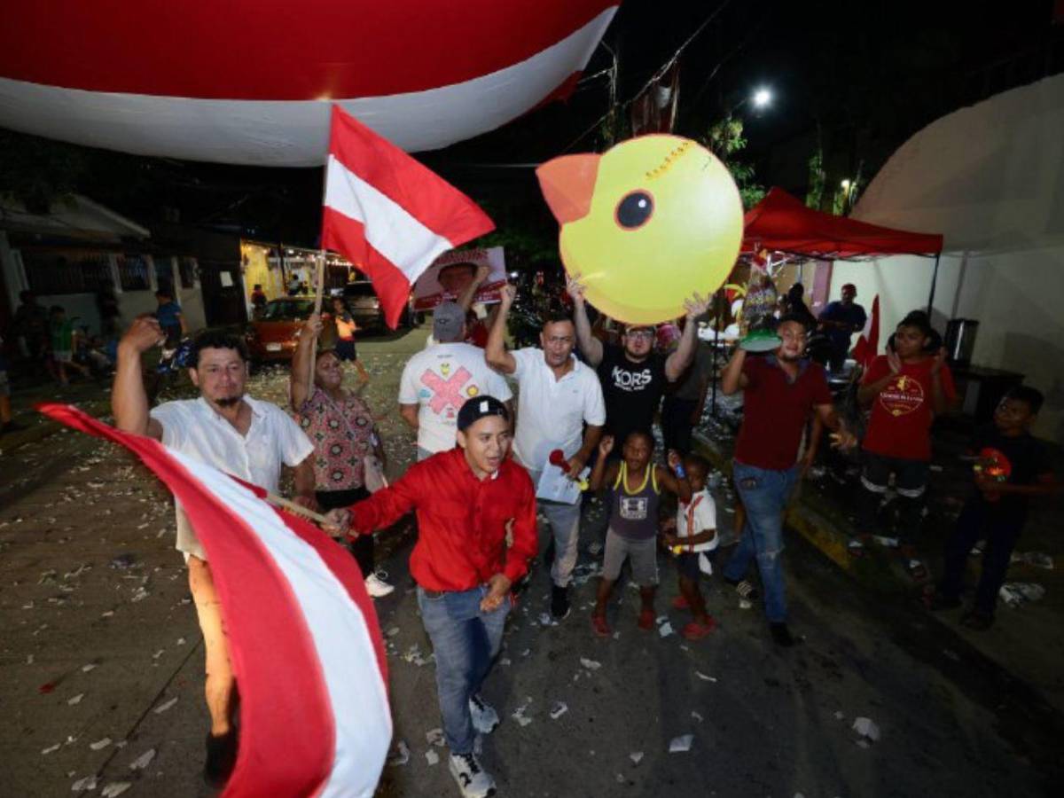 Banderas y luces marcan festejo del Partido Liberal en San Pedro Sula