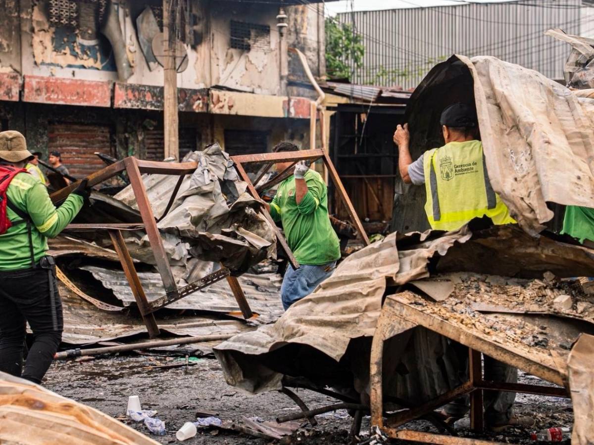 “Quedamos en cero, pero con vida”: testimonios de comerciantes que perdieron todo en incendio del mercado Medina