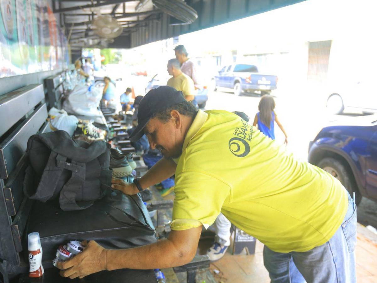 Lustradores de zapatos: el oficio que resiste al tiempo en el corazón de San Pedro Sula
