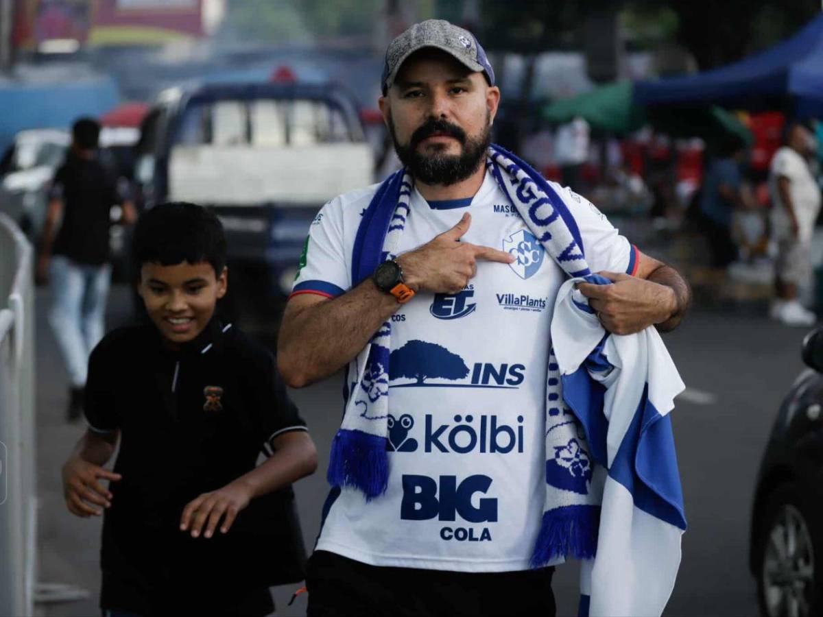 Show de la Ultra Fiel,chicas sensación de Olimpia y llenazo en el Chelato Uclés