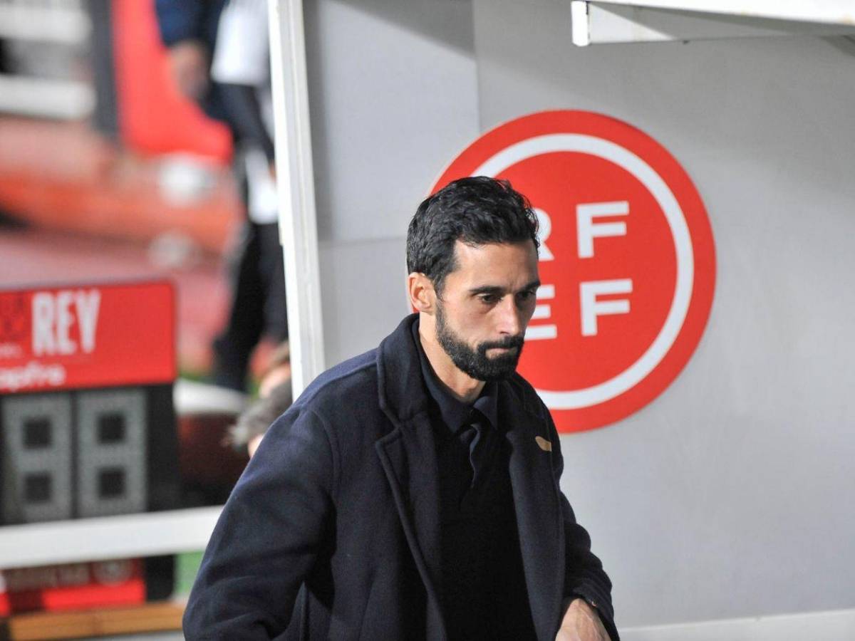 Florentino avisa: Real Madrid ya busca nuevo DT tras mal debut de Arbeloa