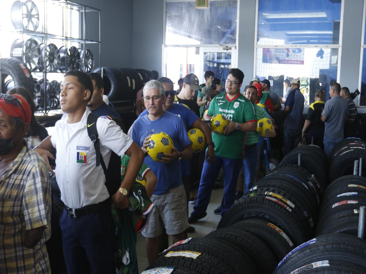 Llantilandia patrocinador oficial del Marathon organiza firma de autógrafos