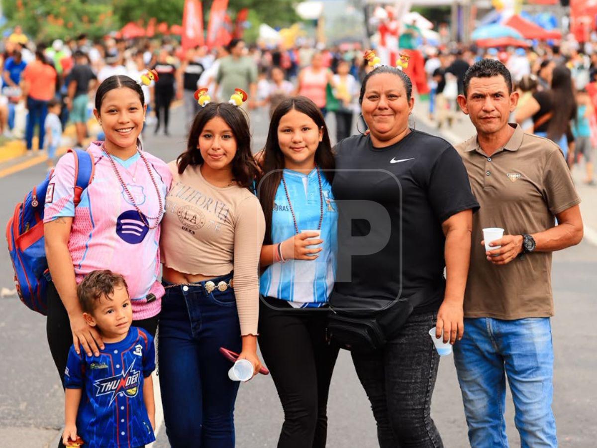 Sampedranos se visten de color y alegría en su desfile de carrozas