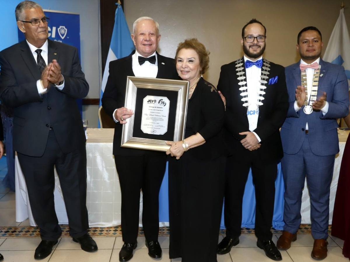 Roger D. Valladares recibe galardón por la JCI San Pedro Sula