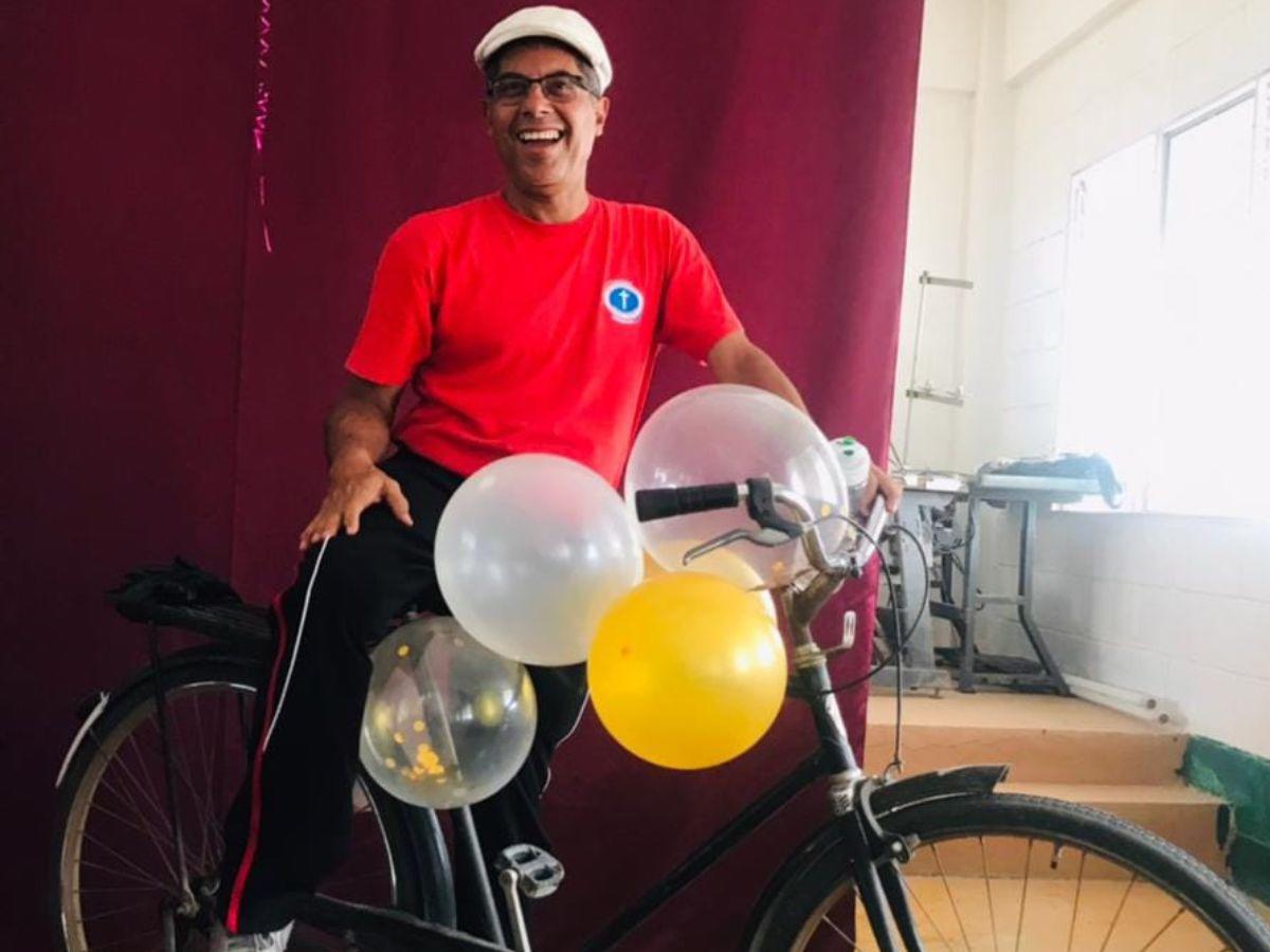 Docente hondureño se viraliza en redes tras recibir decenas de mensajes de cumpleaños