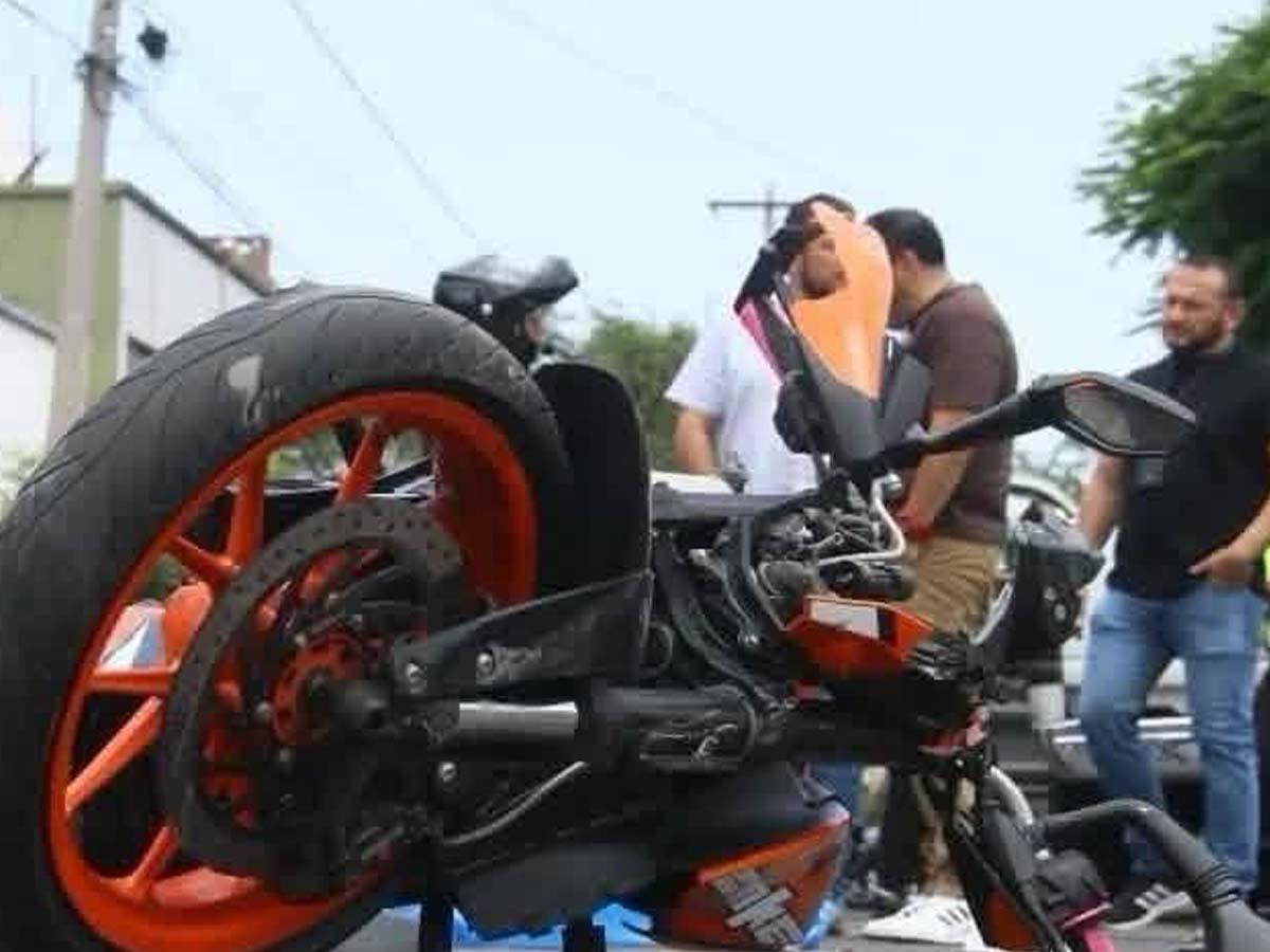 Jovencita muere tras huir en su moto de la Policía y chocar contra una camioneta