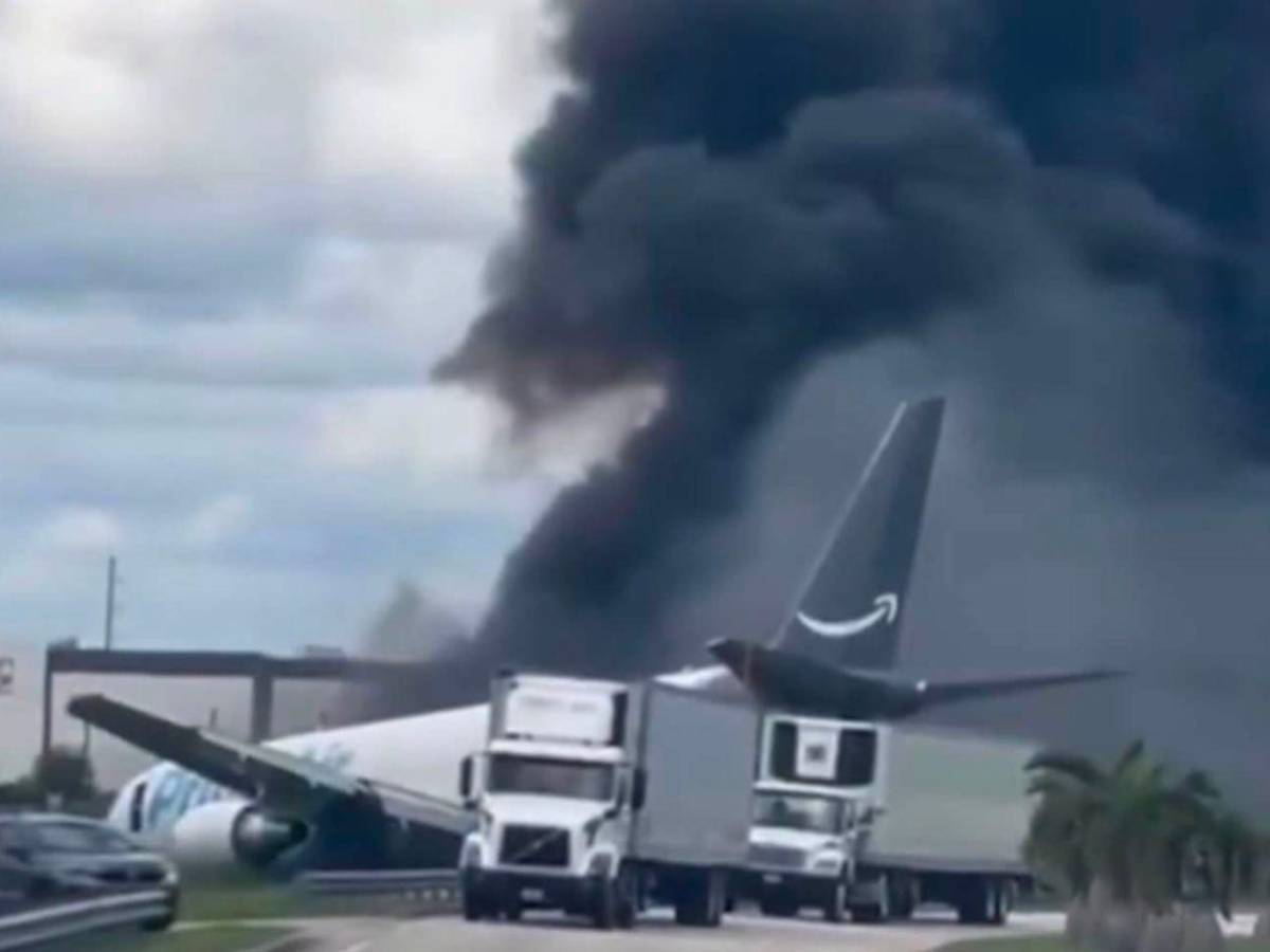 Así ocurrió el accidente del avión de Amazon que dejó 5 muertos al embestir vehículos en Miami