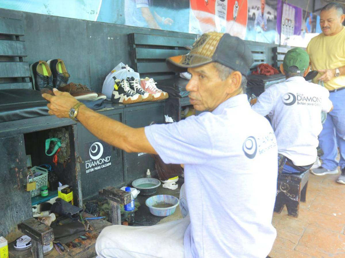 Lustradores de zapatos: el oficio que resiste al tiempo en el corazón de San Pedro Sula