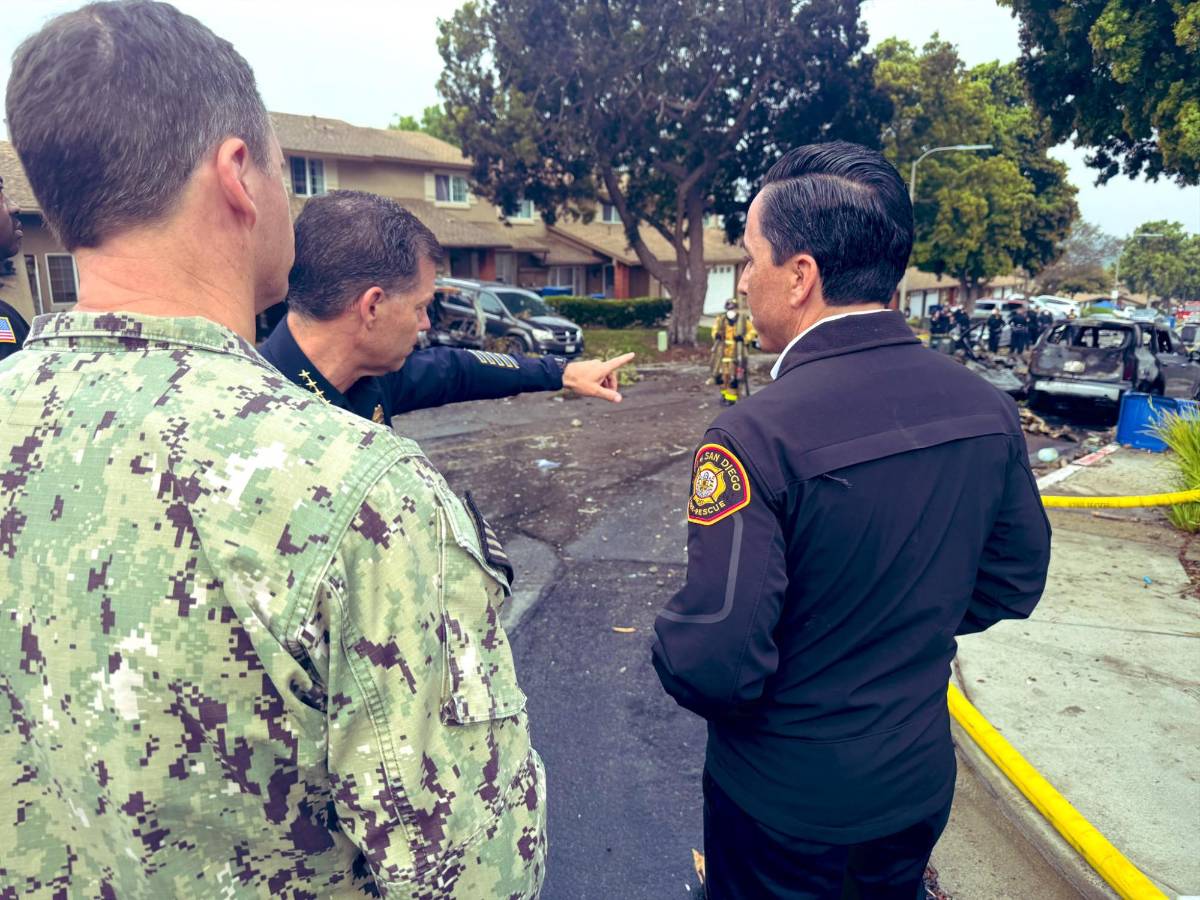 Dos muertos y varios heridos al estrellarse avioneta en un barrio de San Diego