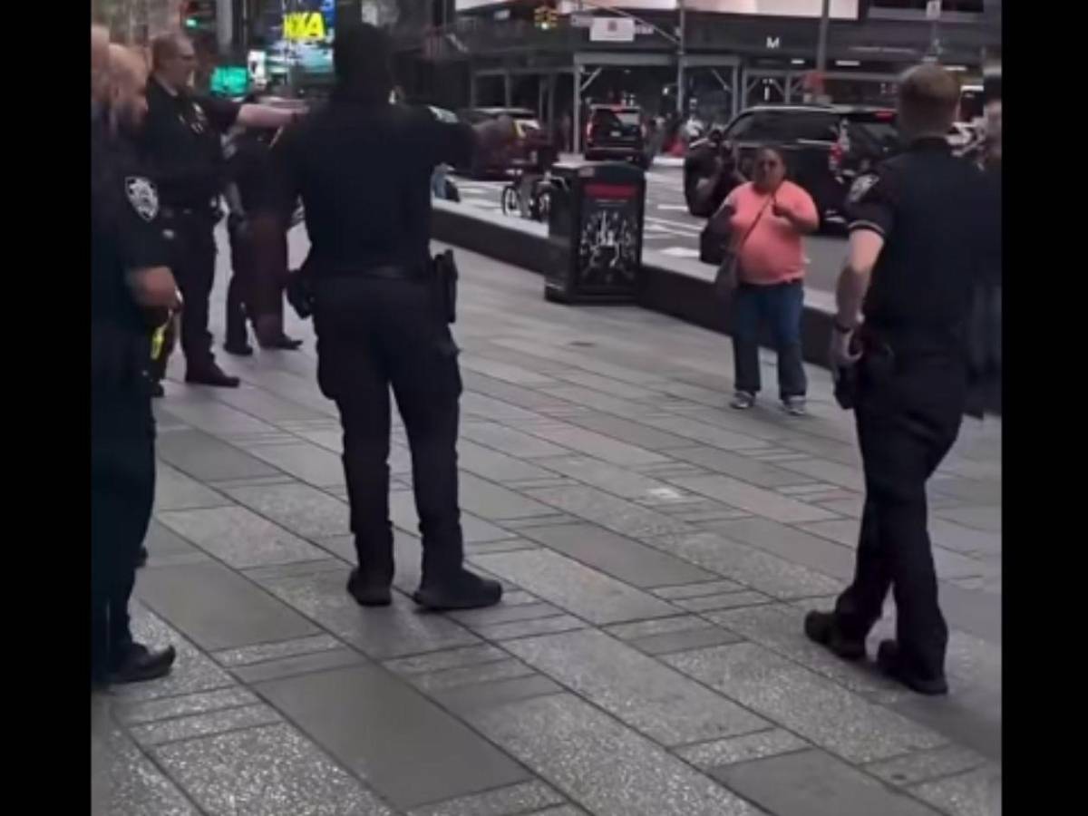 Mujer apuñala a dos personas en Times Square y muere tras enfrentarse a la Policía