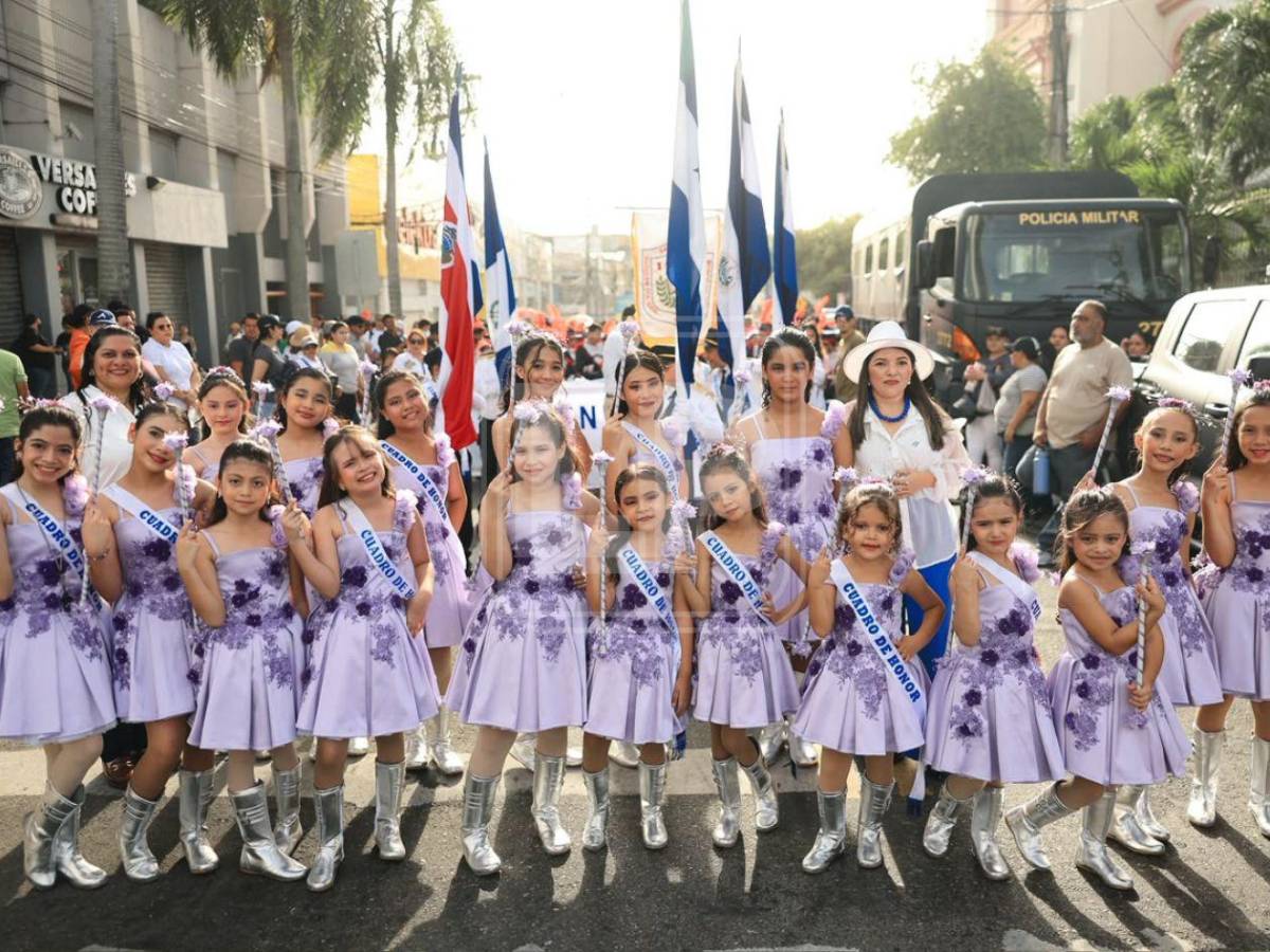 Centros educativos llenan de música, baile y tradición las calles sampedranas