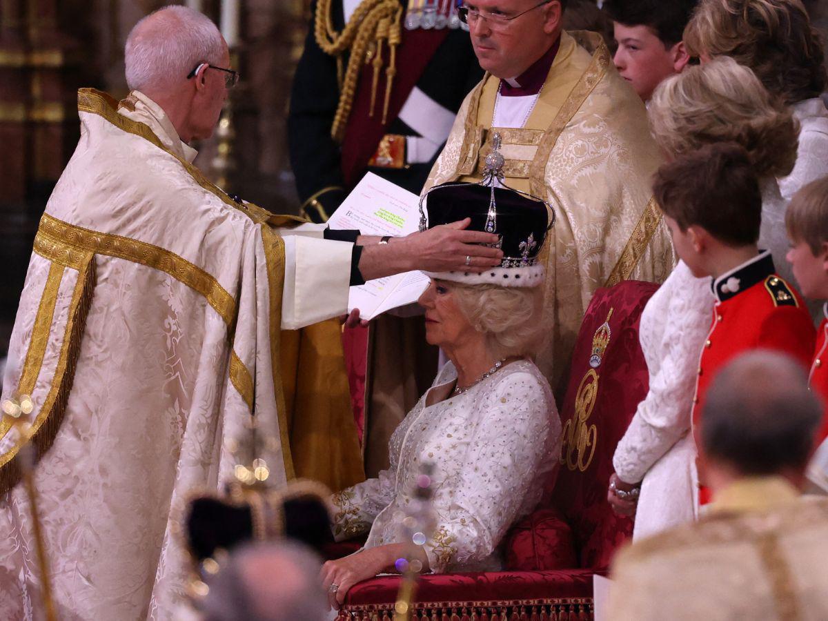 Camila recibe la corona que la reina María mandó hacer para su coronación.