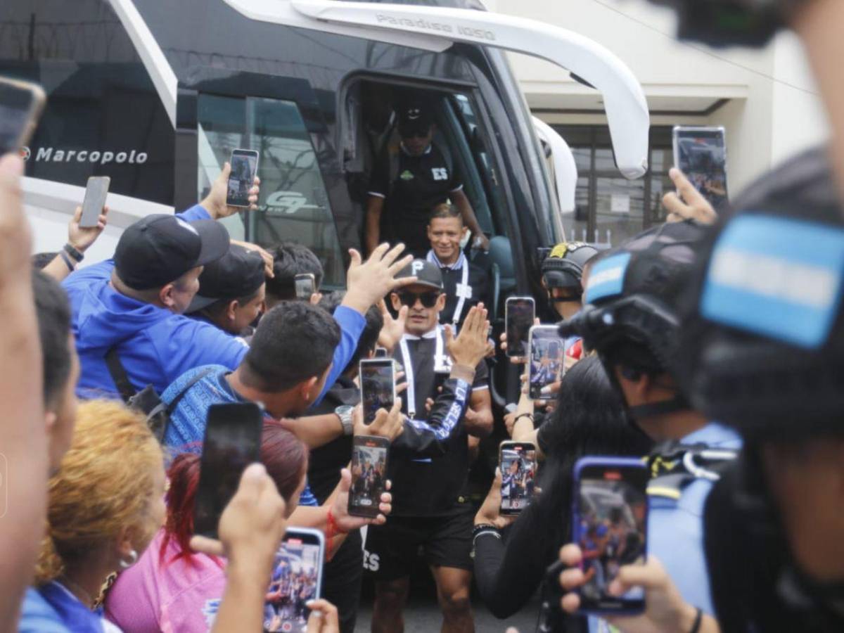 Selección Salvadoreña de Tiktokers desata furor en su llegada al Morazán