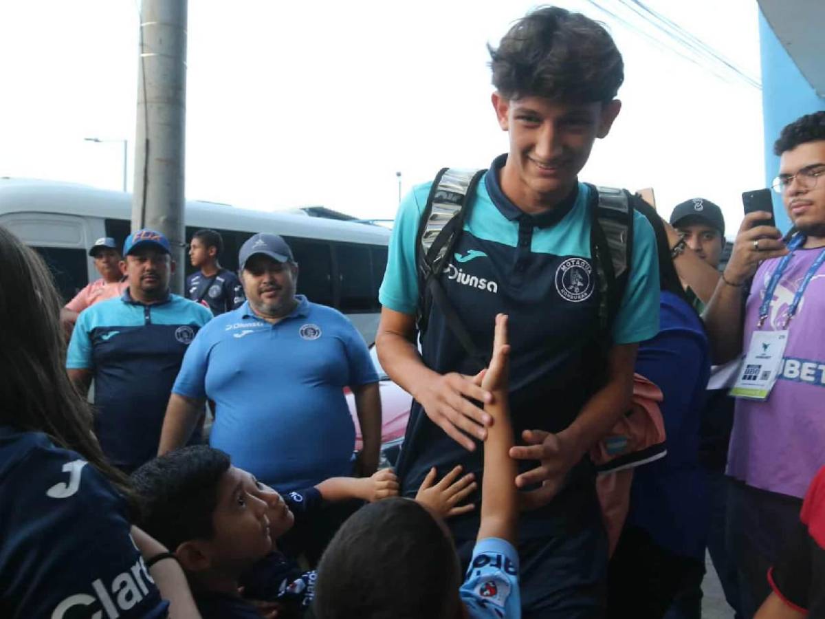 Festín de Motagua en el Nacional, chicas y dedicatoria de Rodrigo Auzmendi
