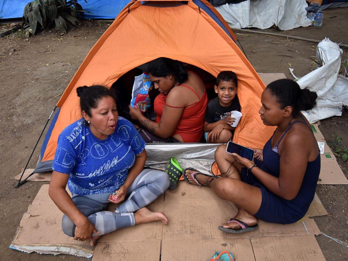 Mujeres y niños duermen en carpas en los puestos fronterizos en espera de una oportunidad para cruzar a EUA.