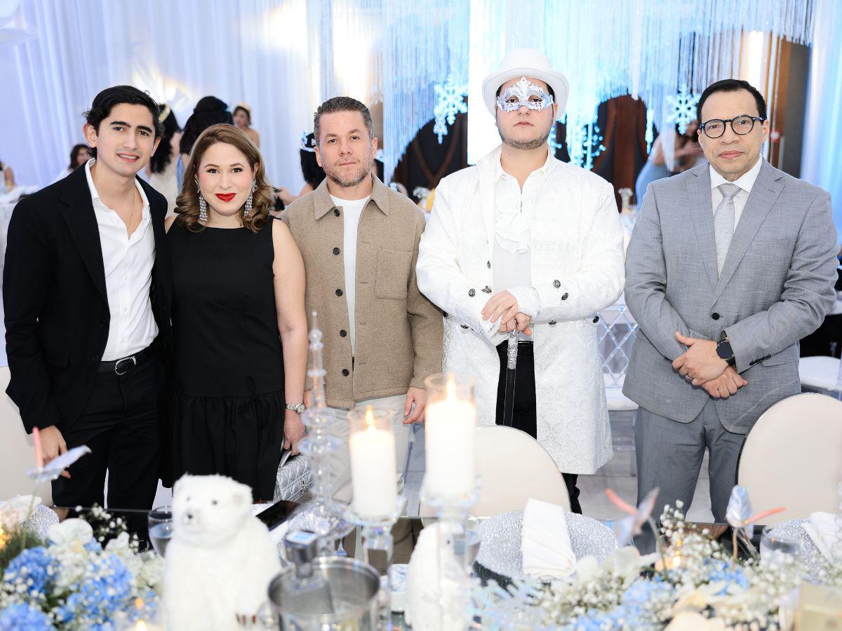 UTH y Grupo Inversa celebra su cena navideña con una noche inspirada en La Reina de Hielo y El Cazador