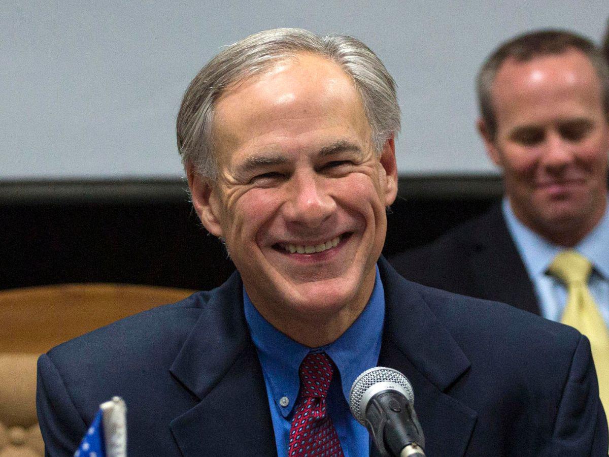 El gobernador de Texas rectifica tras llamar “ilegales” a víctimas hondureñas