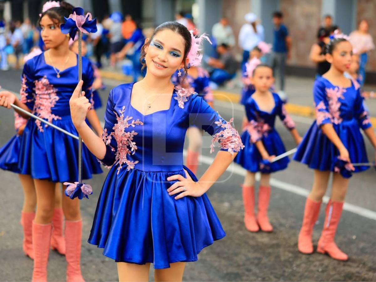 Centros educativos llenan de música, baile y tradición las calles sampedranas