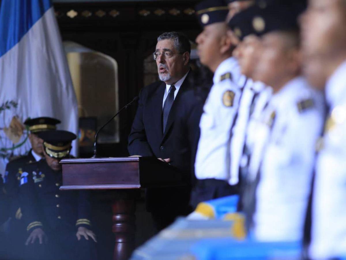 Así fue el emotivo homenaje a policías asesinados en motines en Guatemala