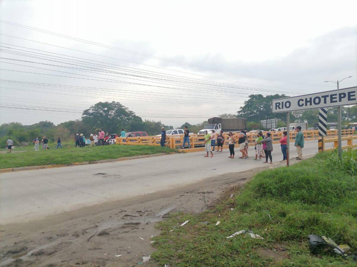 Pobladores de La Lima se toman la CA-13 exigiendo reparación de bordos