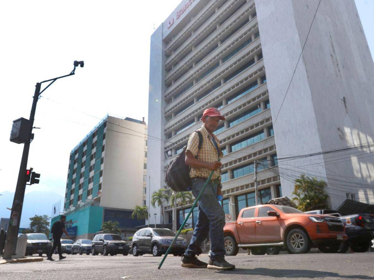 Bajo sol o la lluvia: el “motor laboral” de Honduras hace el trabajo pesado