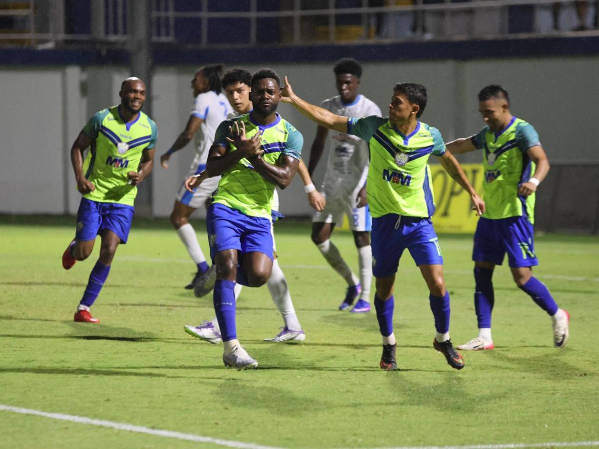 Marcó triplete y recibió beso, polémicas del FVS, selfie de Motagua y Victoria se hunde