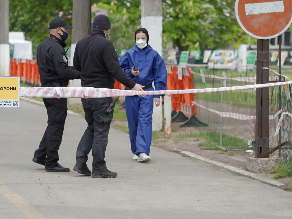 Alumno asesina a tres compañeros y es hallado muerto dentro del aula de clases