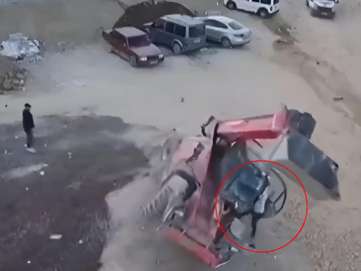 Trabajadores mueren aplastados por excavadora tras usarla para jugar