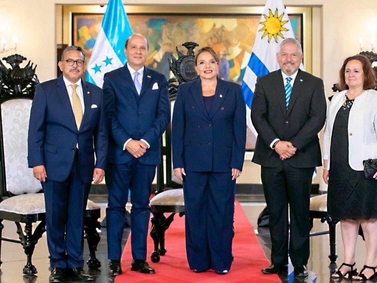 Xiomara Castro recibe credenciales de nueve embajadores