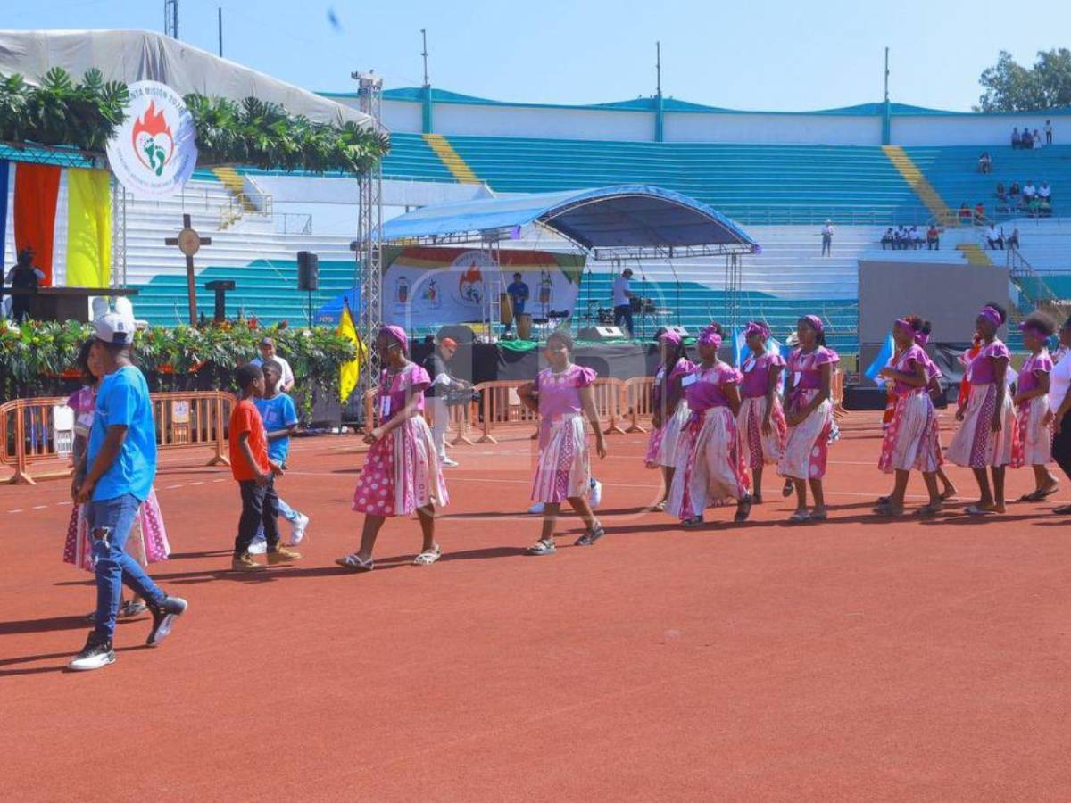 Corazones ardientes: 30,000 fieles llenan el Estadio Olímpico en la Santa Misión 2026
