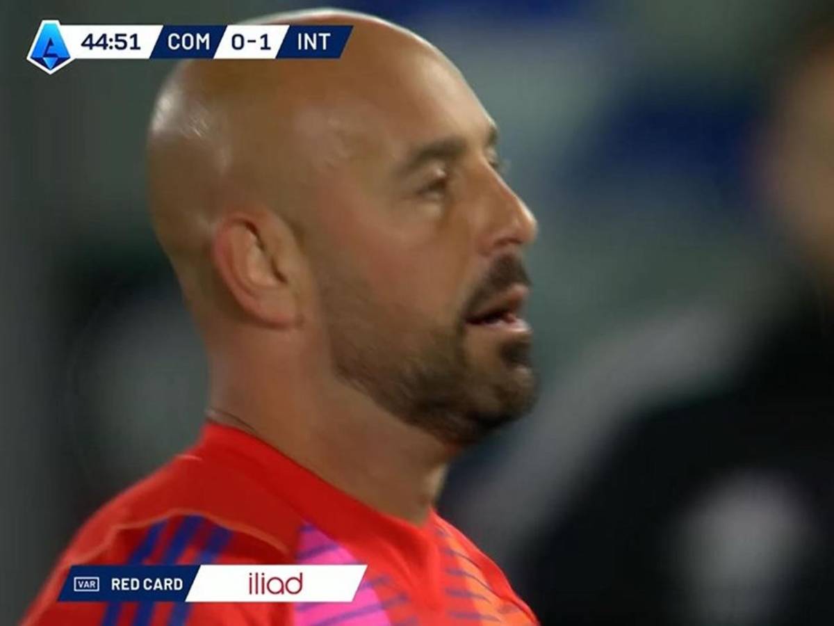 La peor despedida del fútbol: Pepe Reina se va expulsado en su último partido