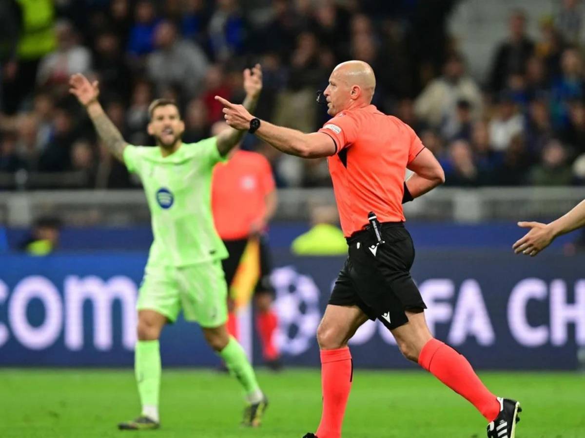 El árbitro Marciniak se burla de las quejas del Barcelona y le manda un aviso