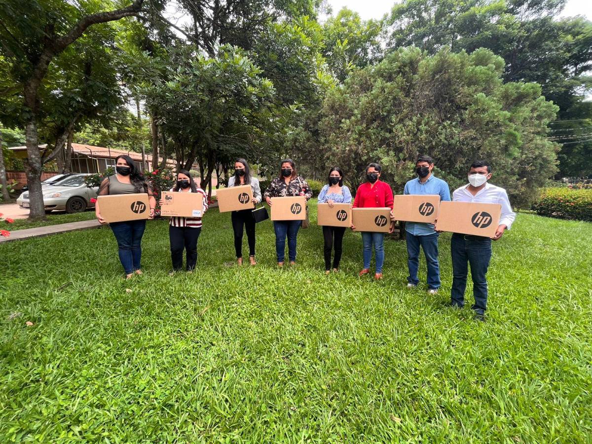 Representantes de las escuelas recibiendo el equipo.